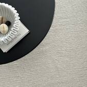 Minimalisme et élégance avec le tapis en laine Copenhague. Sa texture raffinée et naturelle apporte une touche cosy et moderne à l’espace. ☁️ #DesignScandinave  #tapis #handmade #toutapis #decominimaliste