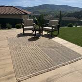 Notre tapis CASSIS rendra votre terrasse plus chaleureuse et apportera du style à votre extérieur 🌵 nos tapis extérieurs sont résistant à la pluie et aux UV et facile d’entretien. 

#tapis #toutapis #decorationterrasse #decorationexterieur #outdoor #homedecor